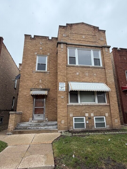 6024 W Addison St in Chicago, IL - Building Photo