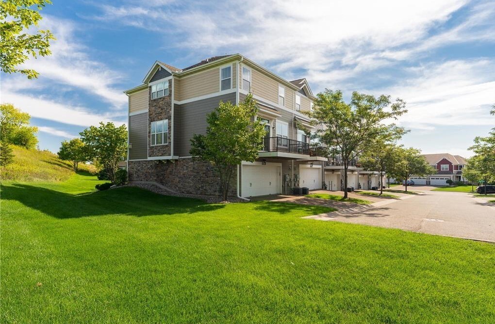11280 Sand Castle Dr in Woodbury, MN - Building Photo