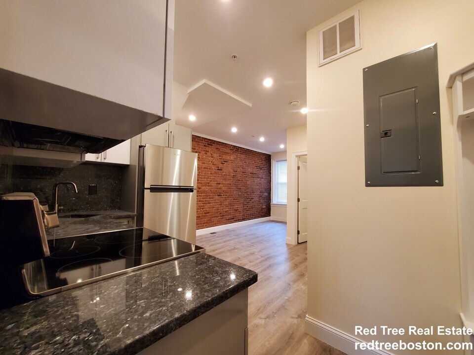 1616 Beacon St, Unit 5 in Brookline, MA - Building Photo