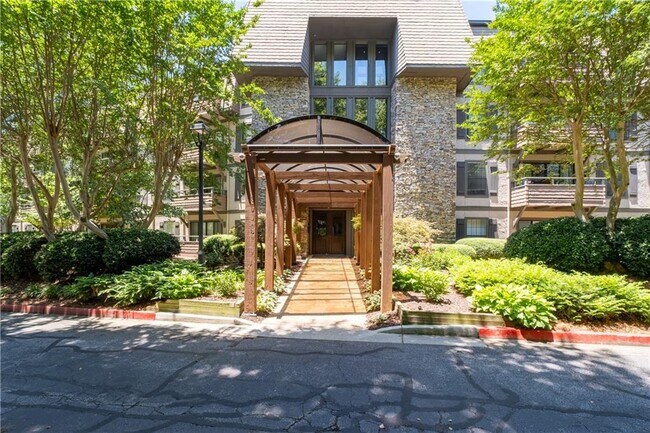 1120 Highland Bluff Dr S E