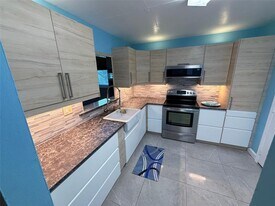 410 NW 68th Ave in Plantation, FL - Building Photo
