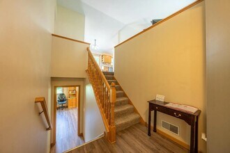 1281 Applewood Way in Shakopee, MN - Foto de edificio - Building Photo