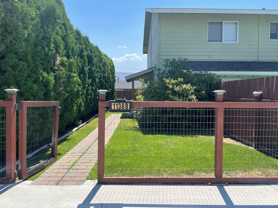 1138 N Baker Ave in East Wenatchee, WA - Building Photo