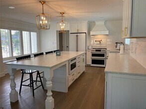 1833 Pandora Dr in Sarasota, FL - Foto de edificio - Building Photo