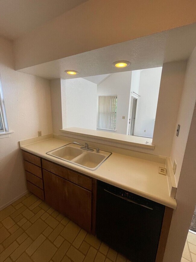 214 A St in Davis, CA - Foto de edificio - Building Photo