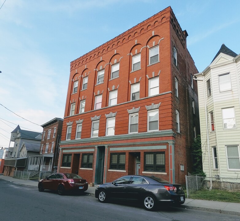 985 Bank St in Waterbury, CT - Building Photo