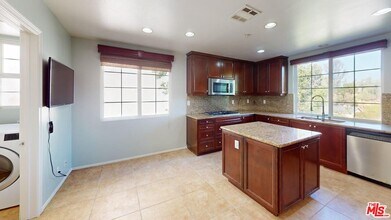 5655 Como Cir in Los Angeles, CA - Building Photo - Building Photo