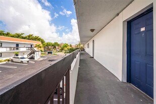 11098 SW 107th St in Miami, FL - Building Photo