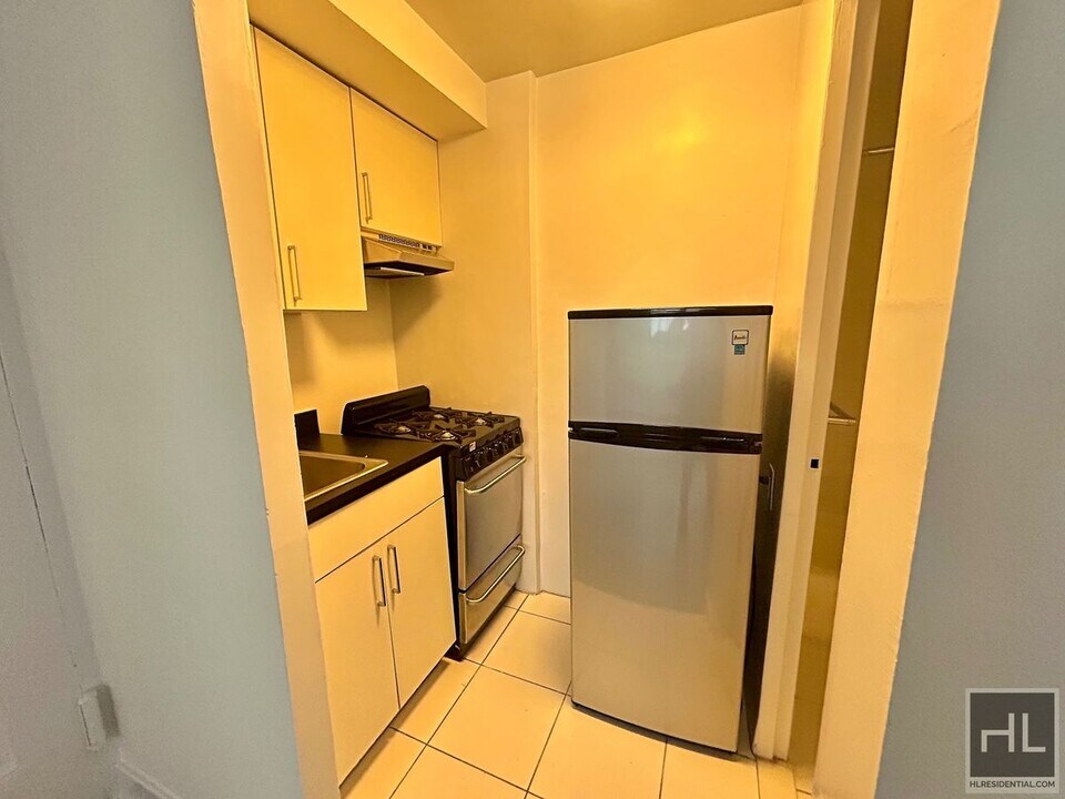 E 61 St/Lenox Hill bordering Sutton Place in New York, NY - Building Photo