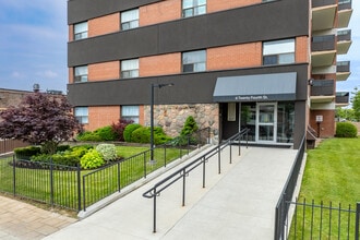 Fairfield Towers in Toronto, ON - Building Photo - Building Photo