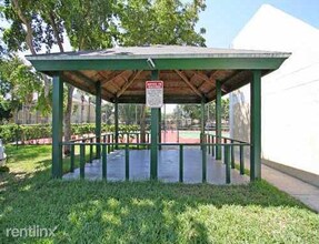 2091 NW 96th Terrace in Pembroke Pines, FL - Foto de edificio - Building Photo