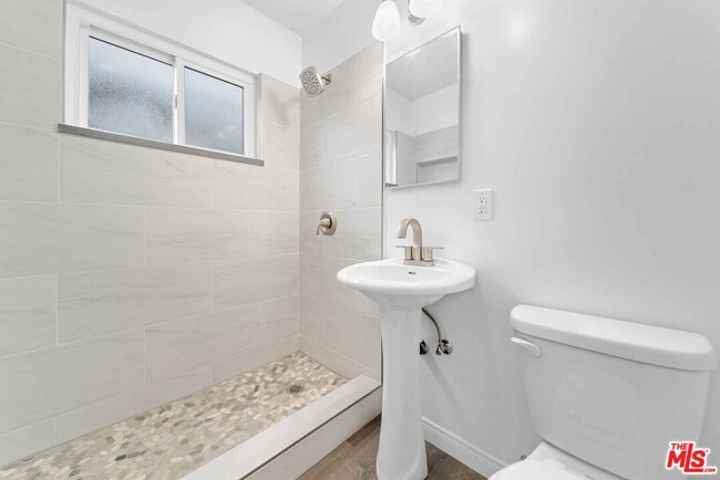 1712 N Hollywood Way in Burbank, CA - Building Photo - Building Photo