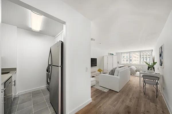 395 S End Ave in New York, NY - Building Photo