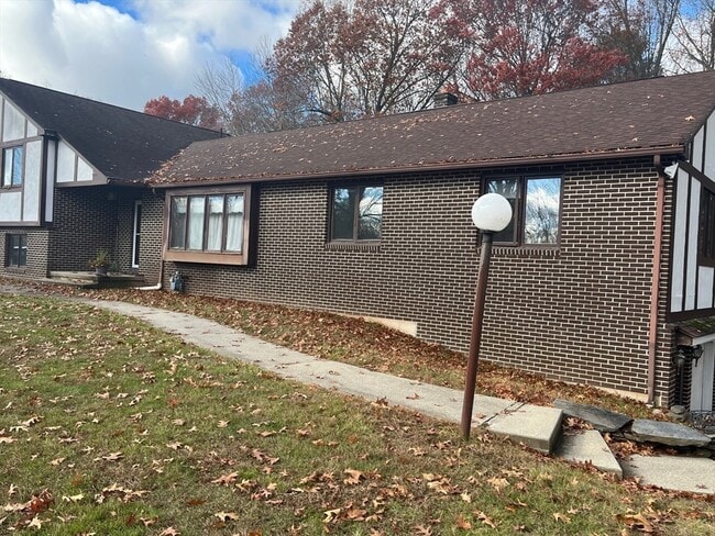 93 Lantern Ln in West Springfield, MA - Building Photo - Building Photo