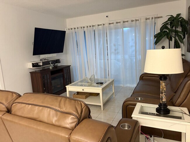 450 Paradise Isle Blvd in Hallandale Beach, FL - Building Photo - Building Photo