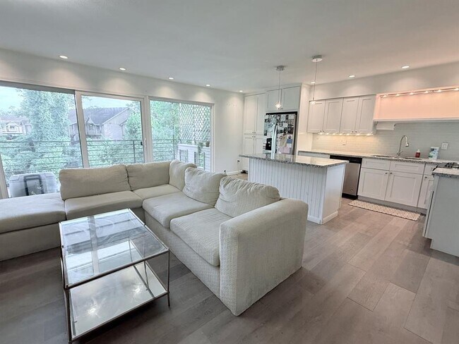 8211 Katy Fwy in Houston, TX - Building Photo - Building Photo