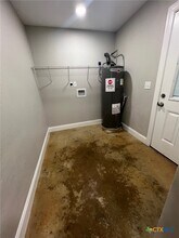 661 W Austin St in Luling, TX - Building Photo - Building Photo