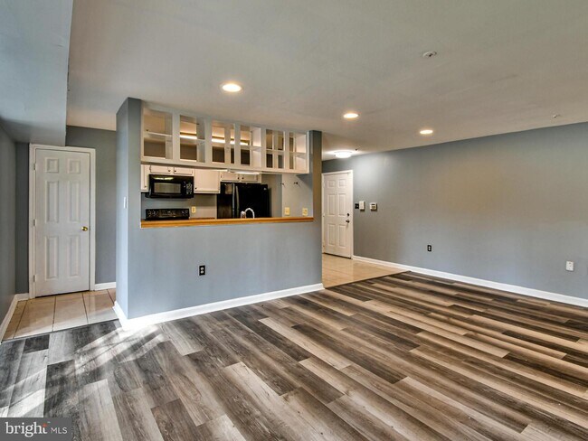 9800 Lake Point Ct-Unit -103 in Upper Marlboro, MD - Building Photo - Building Photo