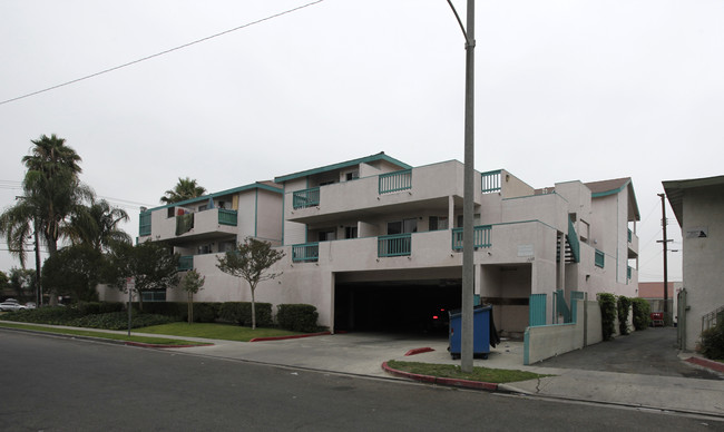 La Palma apartments in Anaheim, CA - Building Photo - Building Photo