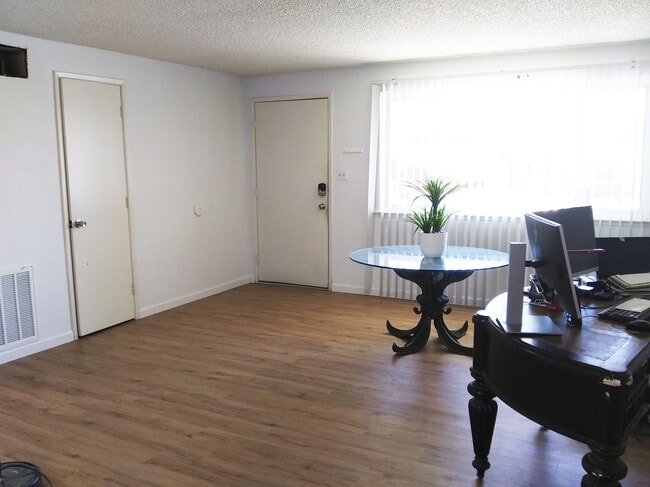 3102 Douglas Dr in Carson City, NV - Foto de edificio - Building Photo