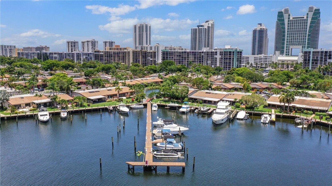 2751 Parkview Dr S in Hallandale Beach, FL - Building Photo