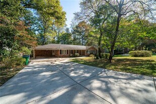 1501 Diamond Head Dr in Decatur, GA - Building Photo