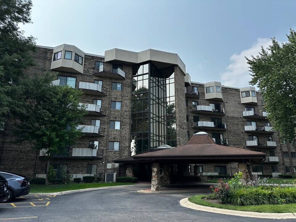 1275 E Baldwin Ln in Palatine, IL - Building Photo