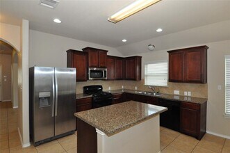 404 Fistral Dr in Hutto, TX - Foto de edificio - Building Photo