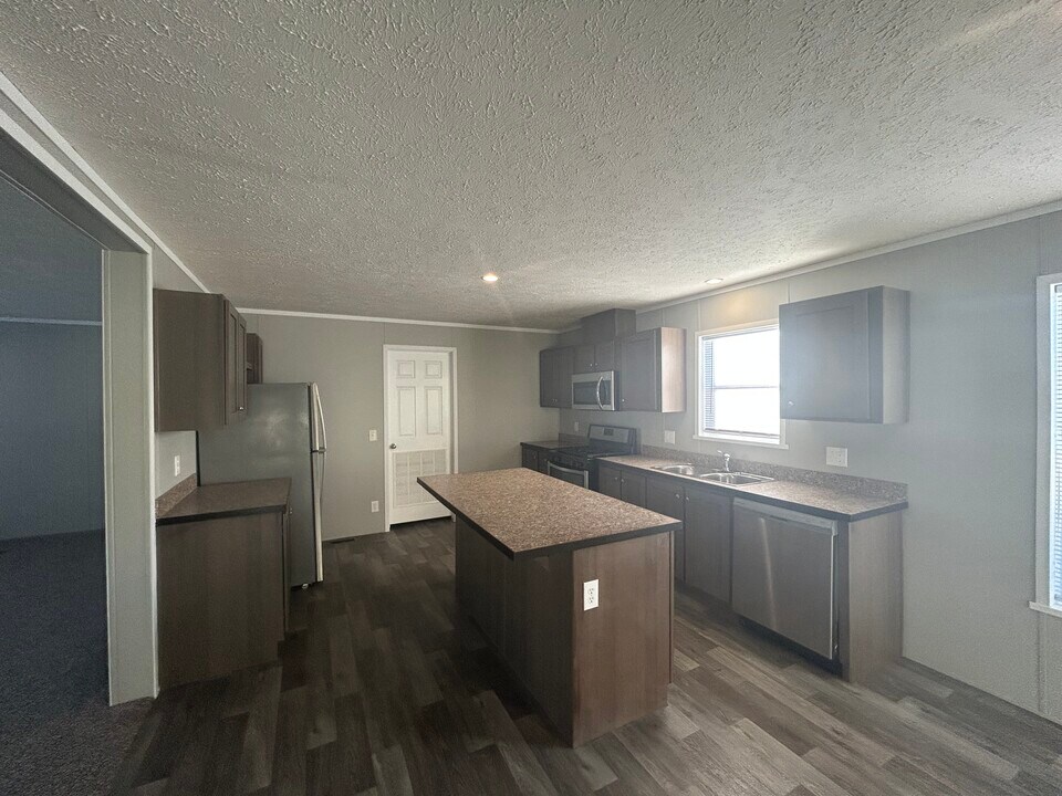 479 Montana in Belleville, MI - Building Photo