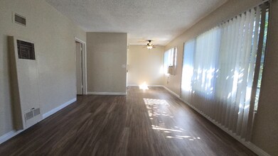 260 N Oak Ave in Pasadena, CA - Foto de edificio - Building Photo