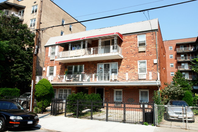 14347-14349 38th Ave in Flushing, NY - Foto de edificio - Building Photo