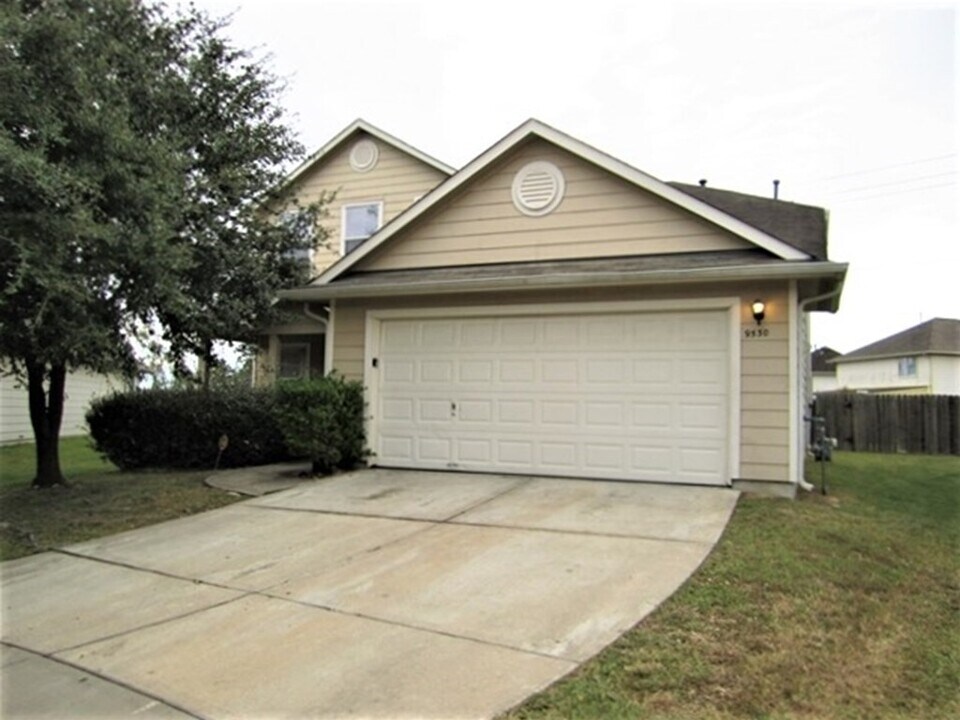 9530 Belleclaire Ln in Houston, TX - Building Photo