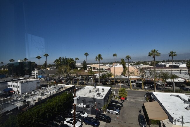 11923 Laurelwood Dr in Los Angeles, CA - Foto de edificio - Building Photo
