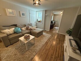 281 Bowen St in Boston, MA - Building Photo