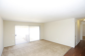 Faircrest Apartments in Stanton, CA - Foto de edificio - Interior Photo