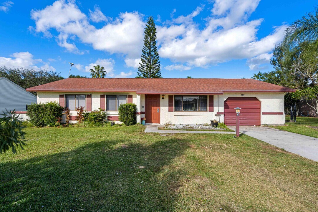 1433 SE North Balcourt Ct in Port St. Lucie, FL - Building Photo