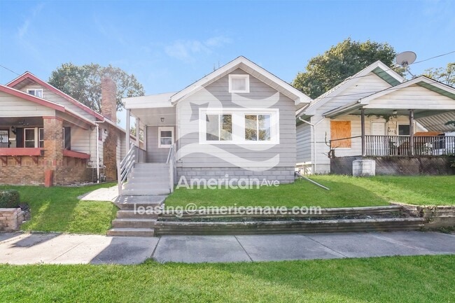 property at 608 E Thrush Ave