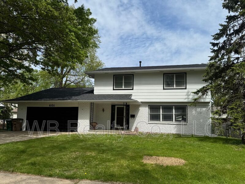 601 34th St in West Des Moines, IA - Building Photo