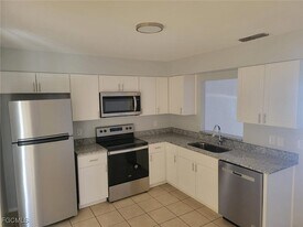3165 E Riverside Dr, Unit 3175 in Ft. Myers, FL - Building Photo