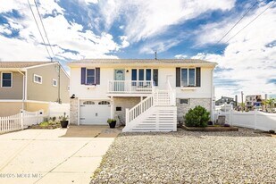 167 4th Ave, Unit 22F in Manasquan, NJ - Building Photo