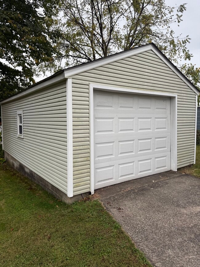 972 Chester Ave in Akron, OH - Building Photo - Building Photo