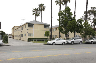 11437-11441 Oxnard St Apartamentos