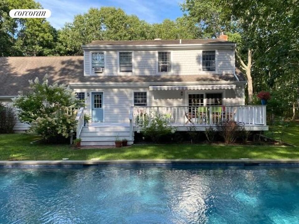 330 Sprig Tree Path in Sag Harbor, NY - Building Photo