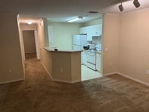 18001 Richmond Pl Dr, Unit 231 in Tampa, FL - Building Photo - Building Photo