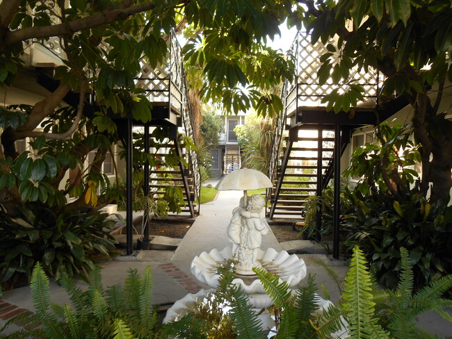 11933 W Magnolia Blvd, Unit 4 in Los Angeles, CA - Foto de edificio - Building Photo