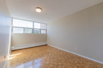 Summit Place in Oshawa, ON - Building Photo - Building Photo