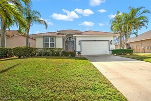 561 Seagrape Dr in Marco Island, FL - Building Photo