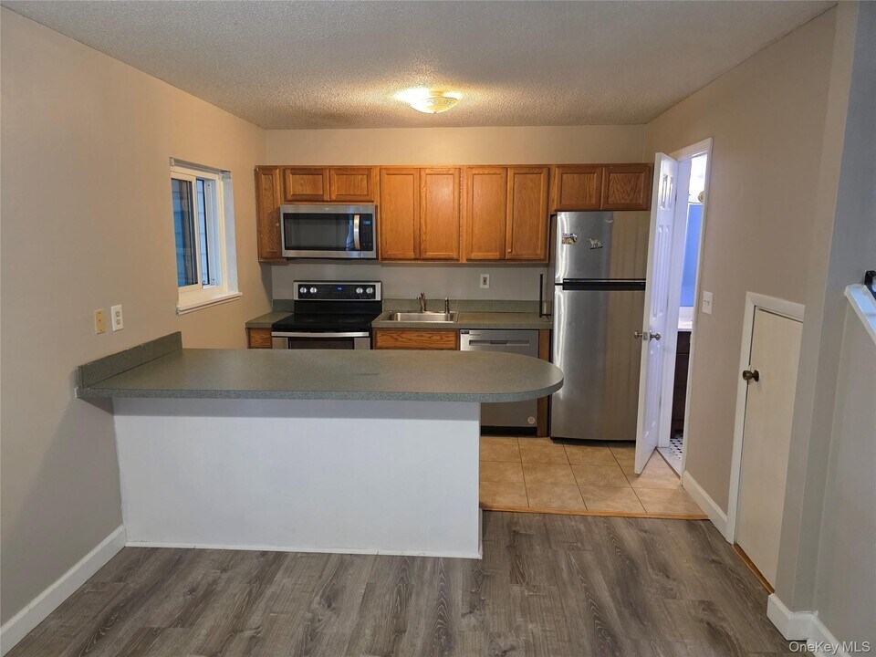 4 Hudson Heights Dr in Poughkeepsie, NY - Building Photo