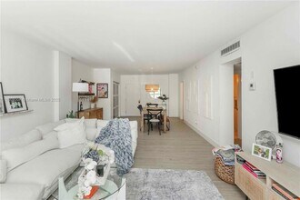 90 Edgewater Dr, Unit 106 in Coral Gables, FL - Building Photo - Building Photo