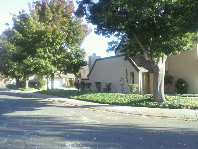 1304 Bywood Ln in Modesto, CA - Foto de edificio - Building Photo